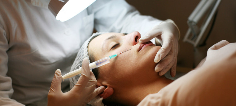 סקירת טיפולים אסתטיים לעור הפנים מידיו של רופא-תמונה